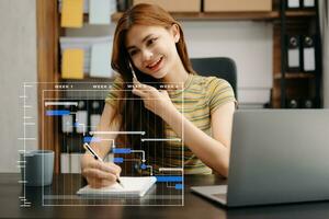 projectmanager werkt en werkt taken bij met mijlpalen, voortgangsplanning en planningsdiagram voor Gantt-diagram. bedrijf werken met slimme telefoon, tablet en laptop op kantoor. foto