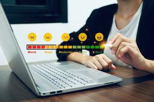 emoticon gezicht pictogrammen voor evalueren onderhoud en klant tevredenheid niveaus. online tevredenheid enquête concept. foto