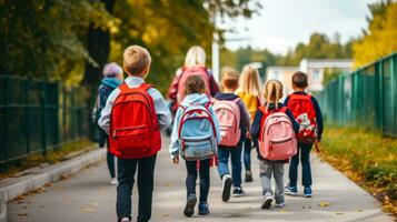 groep van kinderen Gaan naar school- met rugzakken terug visie generatief ai foto