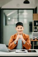 jong aantrekkelijk Aziatisch mannetje kantoor arbeider bedrijf pakken glimlachen Bij camera in kantoor foto