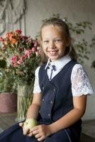 primair school- meisje, in school- uniform foto