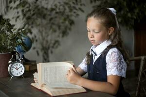 primair school- meisje, in school- uniform foto