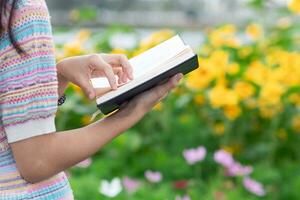 jong vrouw Holding omhoog een Bijbel naar lezen omdat ze wil naar leren de leringen van god van de Bijbel met geloof en geloof in god. de concept van aan het leren de leringen van god van de Bijbel. foto