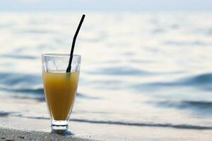 glas van cocktail Aan strand in de buurt water foto