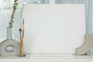 uitrusting en doeken voor schilderij waren geregeld Aan een tafel in de leven kamer waar de artiest verbeelding kon worden getrokken en de blanco wit canvas mits ruimte voor de artiest verbeelding. foto