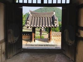 meisje in de traditionele boog in naksansa-tempel, zuid-korea foto