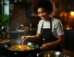 vrouw Koken groenten met pan Aan fornuis foto