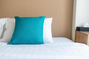 mooie en comfortabele kussens decoratie op bed in slaapkamer