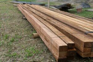 hout hout bouw materiaal. detailopname groot houten planken. gestapeld houten balken van plein sectie voor huis bouw foto