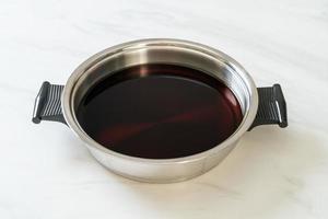 zwarte soep in hete pot voor shabu of sukiyaki - Japanse voedselstijl foto