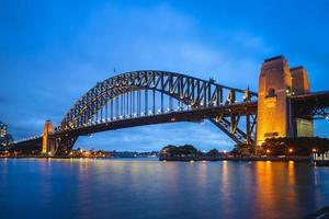 nachtzicht van sydney met sydney harbour bridge foto