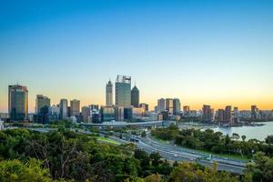 skyline van perth 's nachts in het westen van australië foto