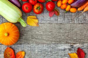 assortiment verschillende verse biologische groenten op landelijke stijl houten achtergrond. gezond voedsel veganistisch vegetarisch dieetconcept. lokale tuin produceert schoon voedsel. frame bovenaanzicht plat lag kopieerruimte. foto