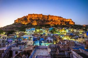 nachtzicht op jodhpur en mehrangarh fort in india foto