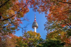 seoul toren en kleurrijke bladeren in seoul, zuid-korea foto