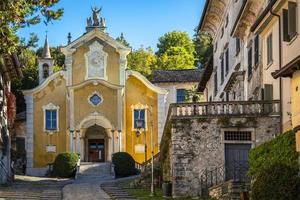het dorp Orta van Piemonte, Noord-Italië