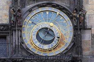 astronomische klok op de muur van het oude stadhuis van praag, tsjechische republiek foto