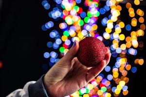 hand met kerstbal foto