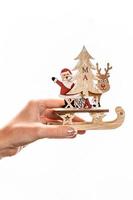 hand met kerstversiering foto