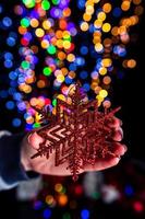 hand met kerstversiering foto