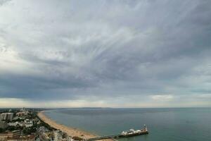 antenne visie van meest mooi en aantrekkelijk toerist bestemming Bij bournemouth stad zanderig strand van Engeland Super goed Brittannië, beeld was gevangen genomen met drone's camera Aan augustus 23e, 2023 gedurende zonnig dag. foto