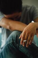 Aziatische man is wanhopig op zoek naar rookverslaving