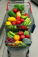 boodschappen doen mand van vers fruit en groenten foto