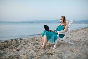 vrouw pratend skype Bij de strand foto