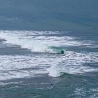 golven op de blauwe zee in de kust foto