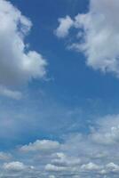 mooi licht blauw lucht met wolk voor achtergrond. de cumulus wolk met de zon in middag. foto