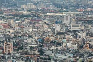 antenne visie van Bangkok van de Mahanakhon gebouw. zag de oud stad- en de paleis ver weg foto