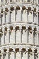 detail van de beroemde scheve toren van pisa foto