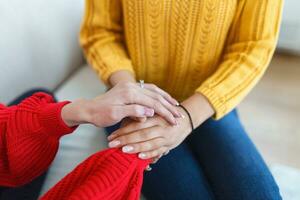 detailopname schot van twee onherkenbaar mensen Holding handen in comfort. worden de persoon wie helpt de De volgende. ik ben hier voor jij. bijgesneden schot van twee onherkenbaar mensen Holding handen foto