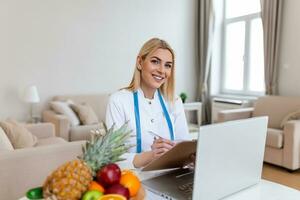 portret van jong glimlachen vrouw voedingsdeskundige in de overleg kamer. voedingsdeskundige bureau met gezond fruit, sap en meten plakband. diëtist werken Aan eetpatroon plan. foto