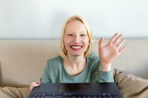 jong vrouw golvend Bij laptop en pratend naar haar vrienden via video telefoongesprek, meisje leerling pratend door video conferentie telefoongesprek, vrouw leraar trainer bijles door webcam, online opleiding, e-coaching concept foto