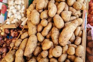 een detailopname van aardappelen in houten dozen foto