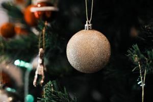 gouden kerstballen op een groene kerstboom, close-up. kerst- en nieuwjaarsdecoratie.