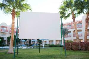 blanco aanplakbord met tropisch palm bomen foto