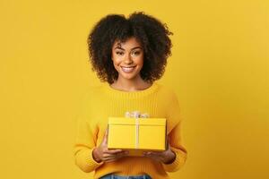 mooi Afrikaanse Amerikaans vrouw met een geschenk doos in haar handen Aan een geel duidelijk achtergrond. verrassing of vakantie geschenk. ai gegenereerd foto