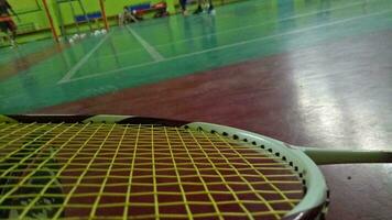 racket en badminton rechtbank foto