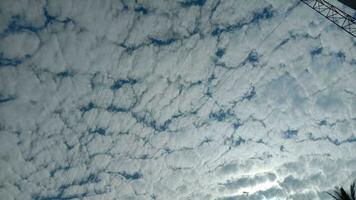visie van mooi wolken Aan een Doorzichtig lucht foto
