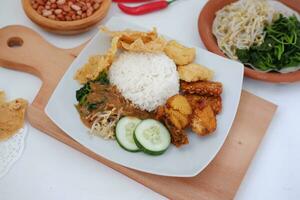 nasi lemak, Indonesisch voedsel met rijst- en gebakken kip foto