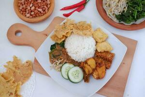 nasi lemak, Indonesisch voedsel met rijst- en gebakken kip foto