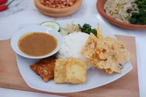 Thais voedsel met rijst, gebakken tofu, garnaal Plakken, zoet en verzuren saus foto
