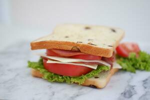 belegd broodje met ham, kaas, tomaat en sla achtergrond foto