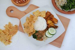 nasi lemak, Indonesisch voedsel met rijst- en gebakken kip foto