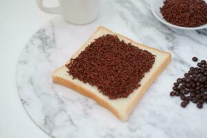 belegd broodje met chocola en koffie Aan een houten bord, voorraad foto