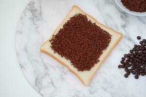 belegd broodje met chocola en koffie Aan een houten bord, voorraad foto