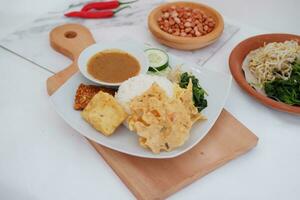 Thais voedsel met rijst, gebakken tofu, garnaal Plakken, zoet en verzuren saus foto
