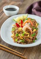 schotel van stootkussen Thais - Thais gebakken rijst- noedels foto